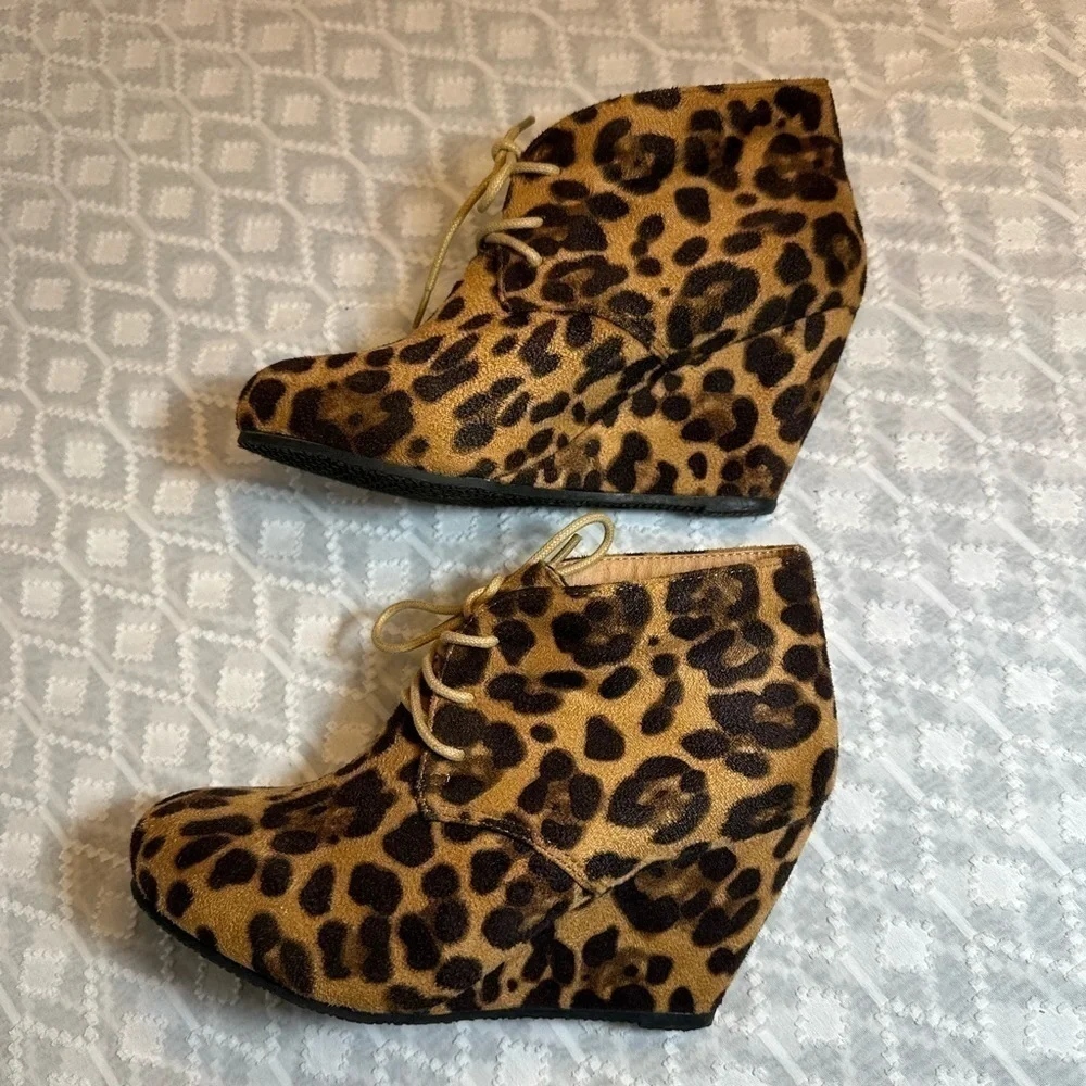 Bella Marie Leopard Suede Wedges, Women’s Size 6